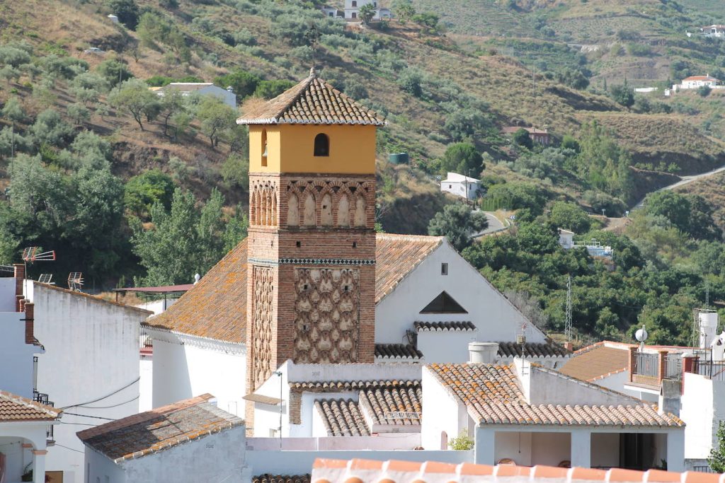 Casa con una torre alta