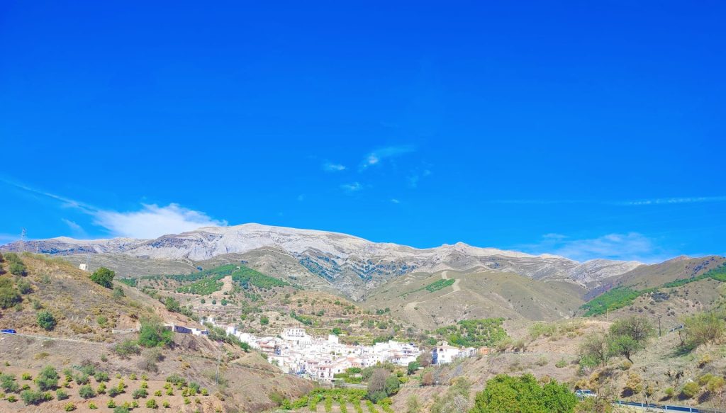 Montañas peladas al fondo